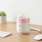 Mini aspirateur de bureau USB rechargeable compact sur un bureau moderne